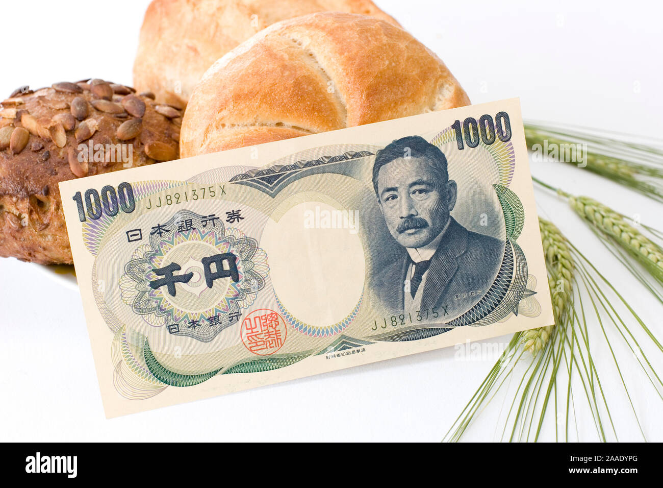 Brötchen mit tausend-Yen-Schein Stock Photo