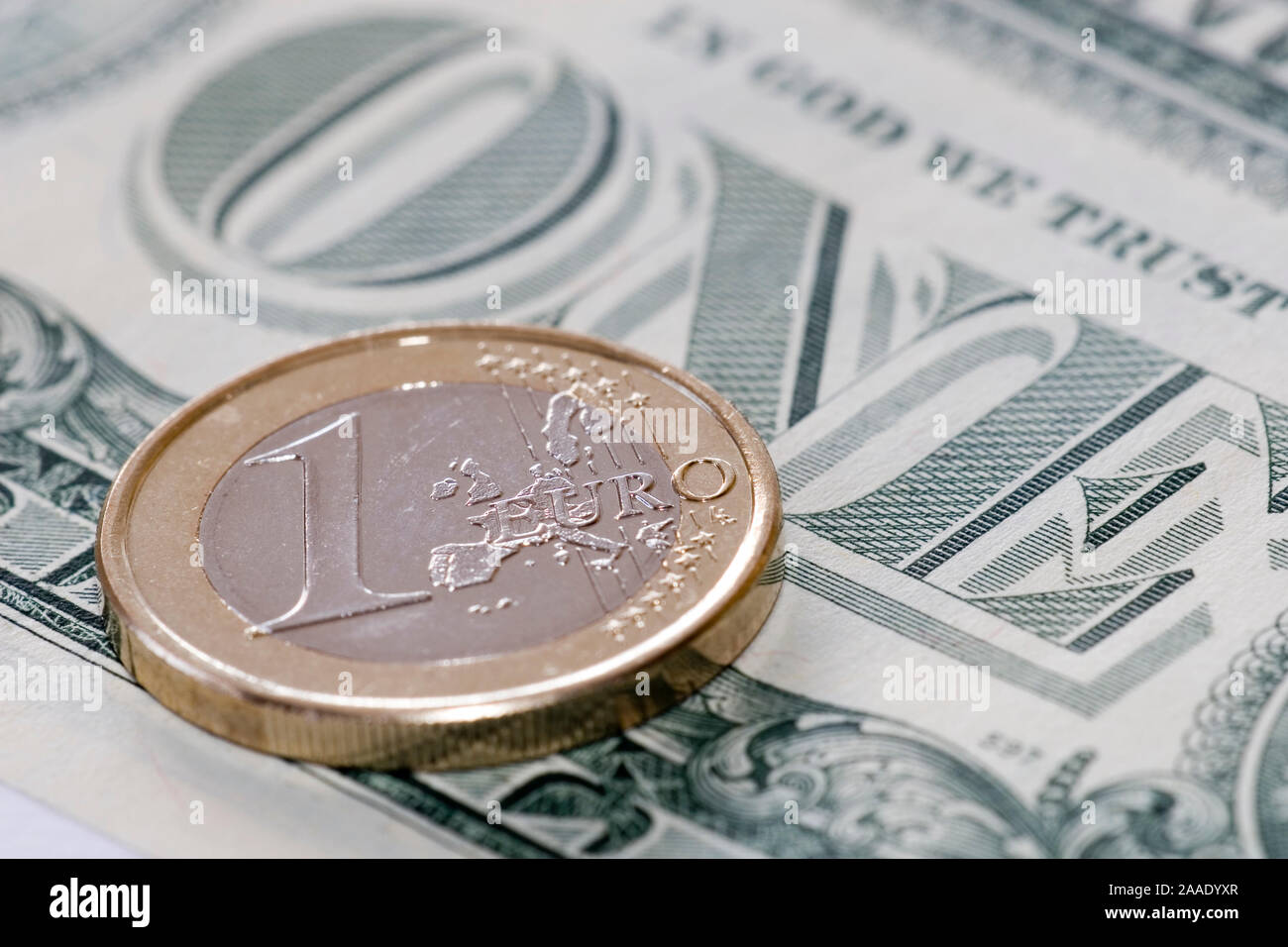 Ein-Euro-Münzen und ein-Dollar-Schein Stock Photo