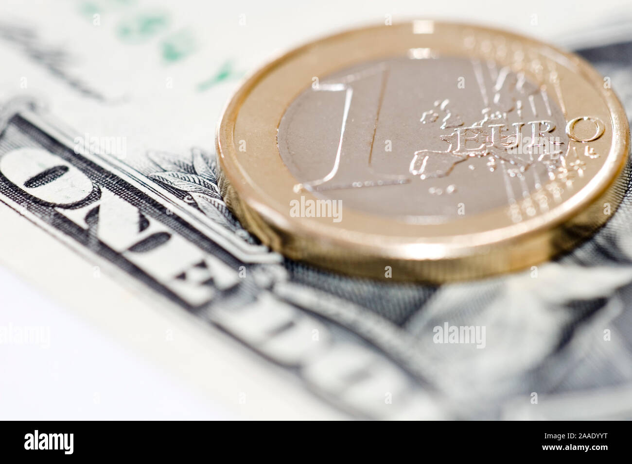 Ein-Euro-Münzen und ein-Dollar-Schein Stock Photo