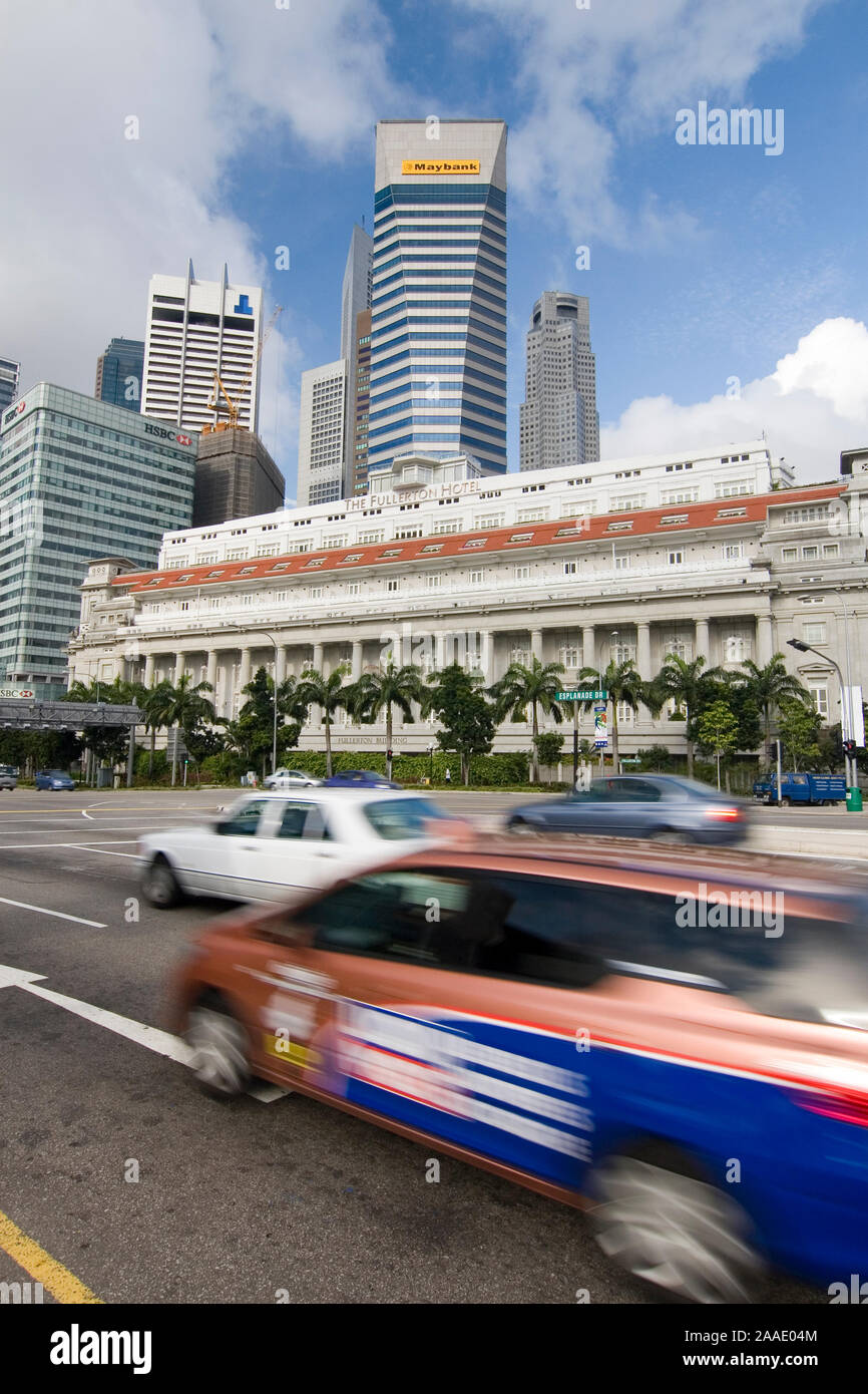Gebäude der Maybank vor dem Straßenbverkehr Singapurs,Asien Stock Photo