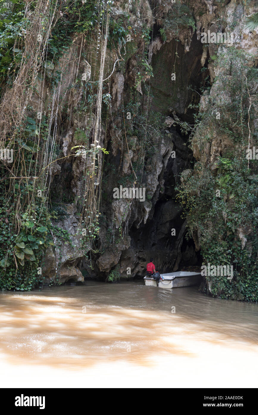 A tourist-carrying boat at the entrance of the Cueva del Indio (Indian cave).   The Cueva del Indio was first discovered in 1920. It has a flowing un Stock Photo