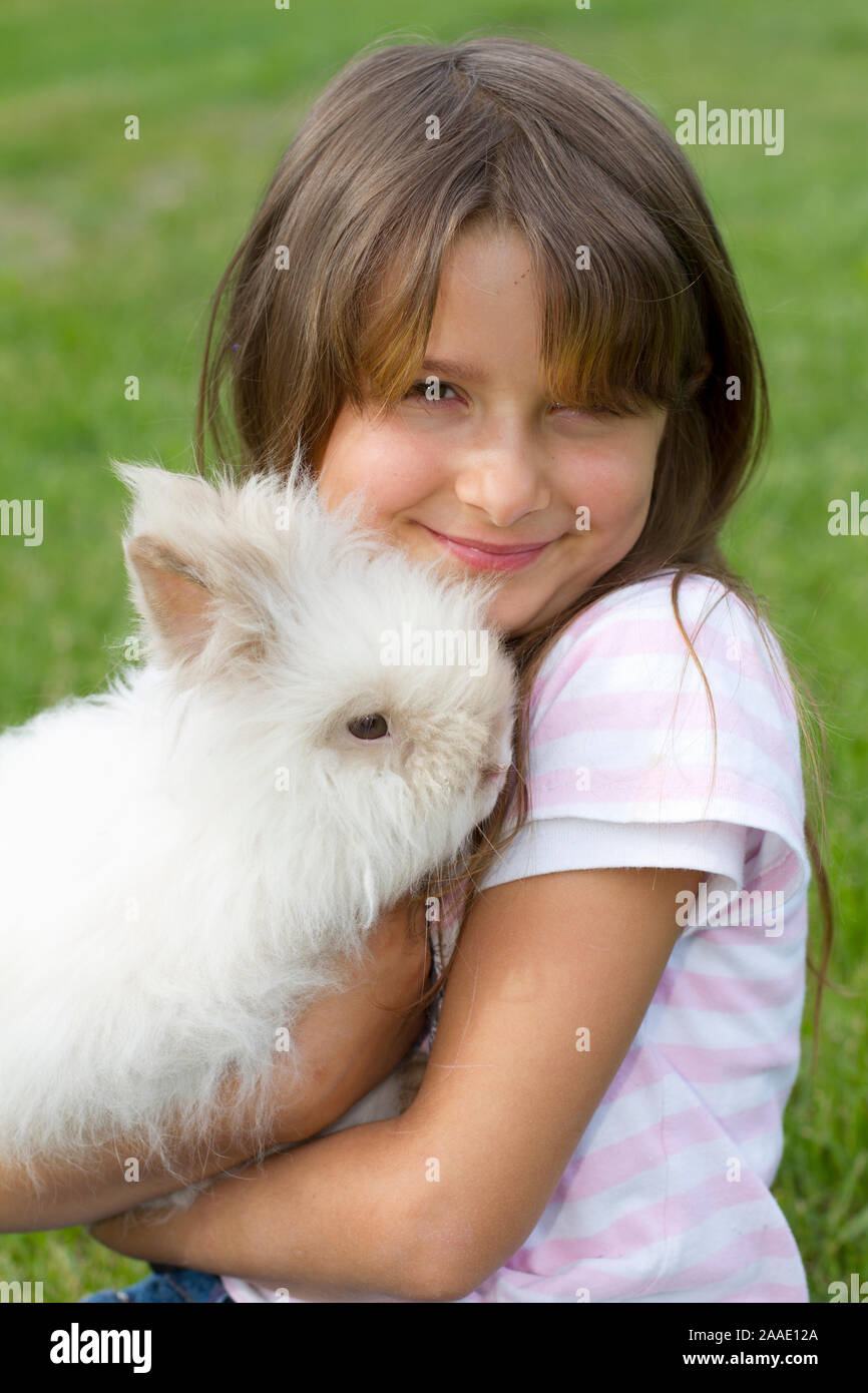 siebenjähriges Mädchen mit Teddyzwerg Stock Photo