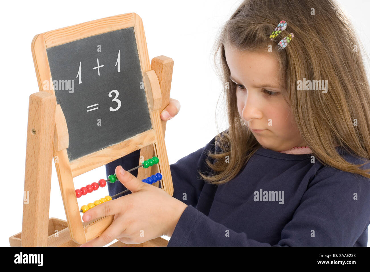 sechsjähriges Mädchen mit Tafel und Rechenschieber (mr) Stock Photo