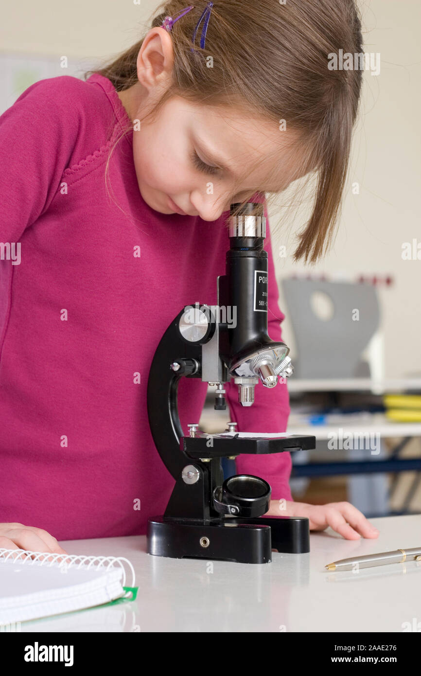 Schülerin arbeitet mit Mikroskop (mr) Stock Photo