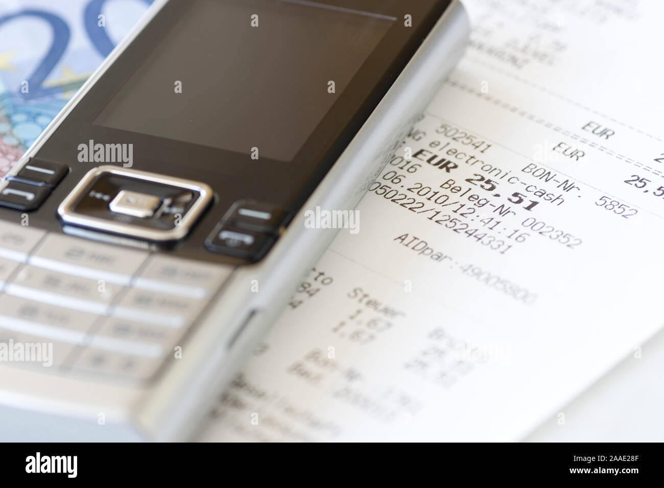 Handy und Kassenbon (no pr) Stock Photo