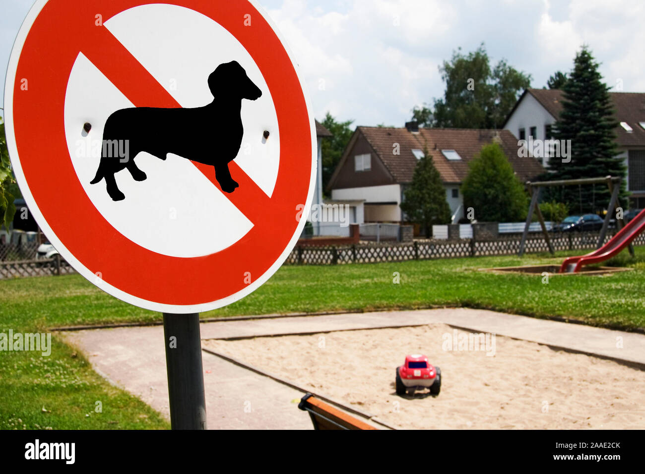 ein Hundeverbotsschild steht vor einem Kinderspielplatz (no pr) Stock Photo