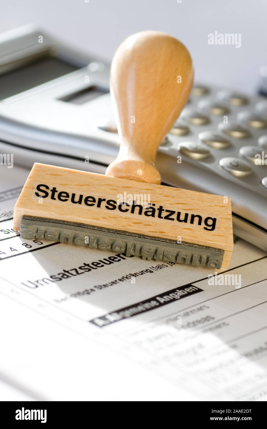 Stempel mit Aufschrift Steuerschätzung auf einer deutschen Umsatzsteuererklärung Stock Photo