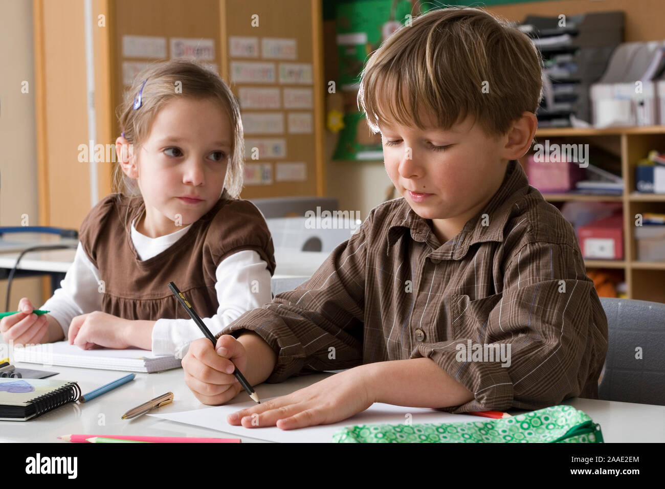 Kinder im Schulunterricht (mr) Stock Photo