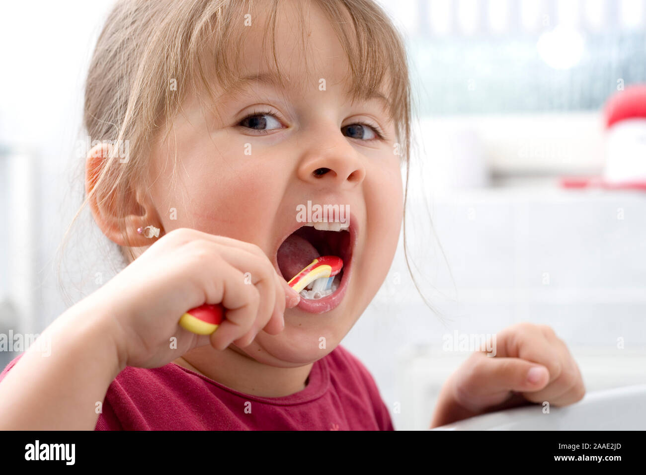 vierjähriges Mädchen beim Zähneputzen (mr) Stock Photo