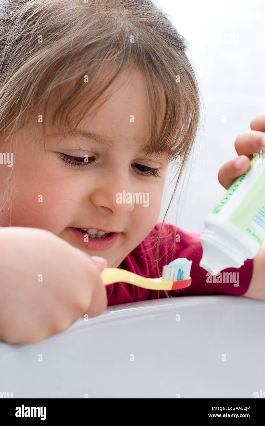 vierjähriges Mädchen putzt sich die Zähne (mr) Stock Photo