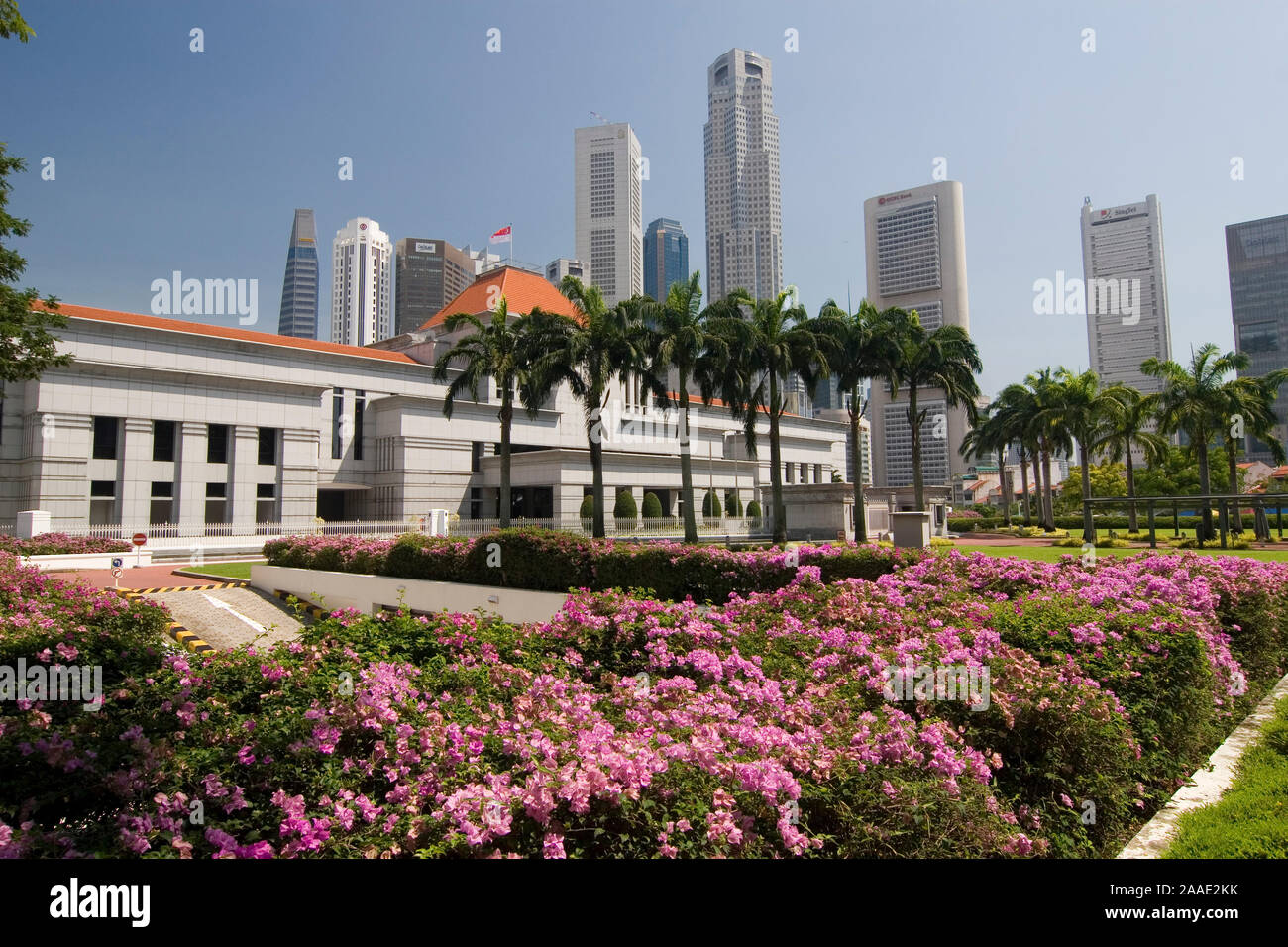 das Parlamentsgebäude Singapurs (von den Einheimischen Majulah genannt) vor der Skyline Stock Photo
