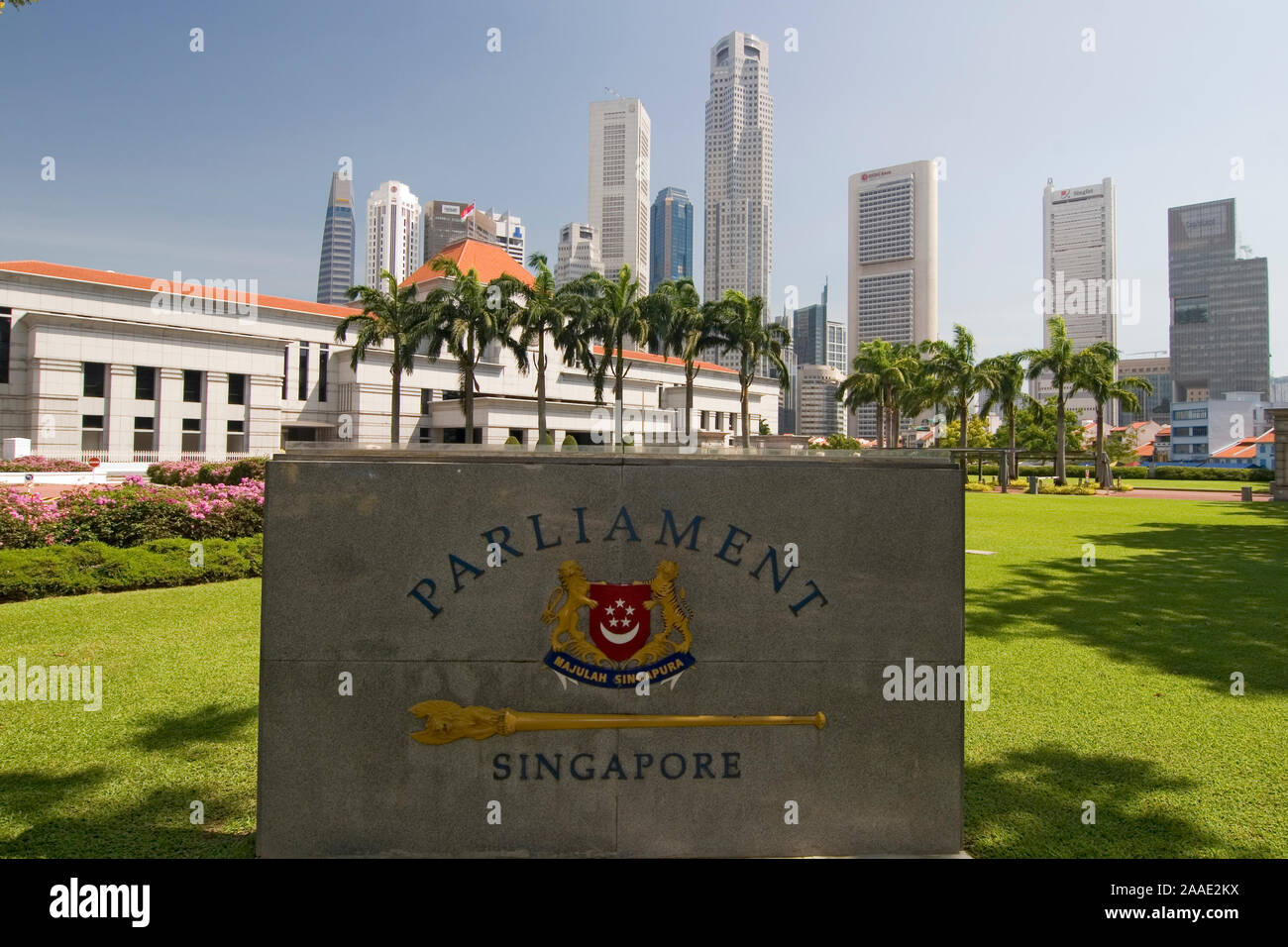 das Parlamentsgebäude Singapurs (von den Einheiischen Majulah genannt) vor der Skyline Stock Photo