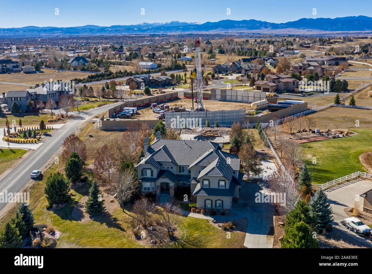 Broomfield, Colorado - An oil drilling rig next to homes in a fast-growing suburb of Denver. Concerned about climate change and health impacts, anti-d Stock Photo