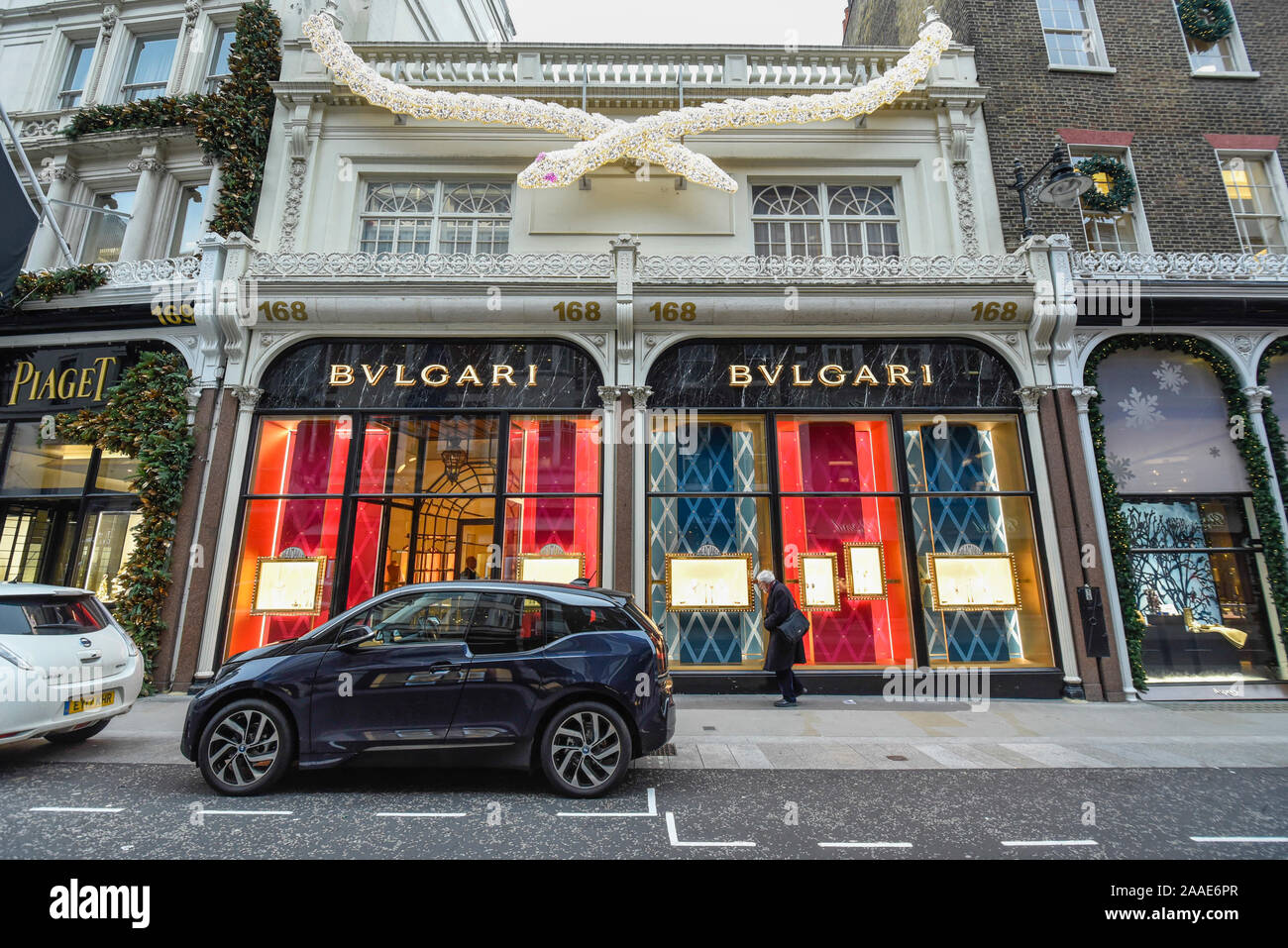 London, UK.  21 November 2019.  Christmas decorations on the exterior of the Bulgari store in Mayfair.  Retailers continue to battle against losing custom to online sales, but high-end, luxury stores offer a shopping experience to wealthy buyers visiting from overseas. Bulgari owner LVMH, the company owned by the family of Europe's wealthiest man Bernard Arnault, is currently bidding to buy Tiffany & Co. for US$16bn.   Credit: Stephen Chung / Alamy Live News Stock Photo