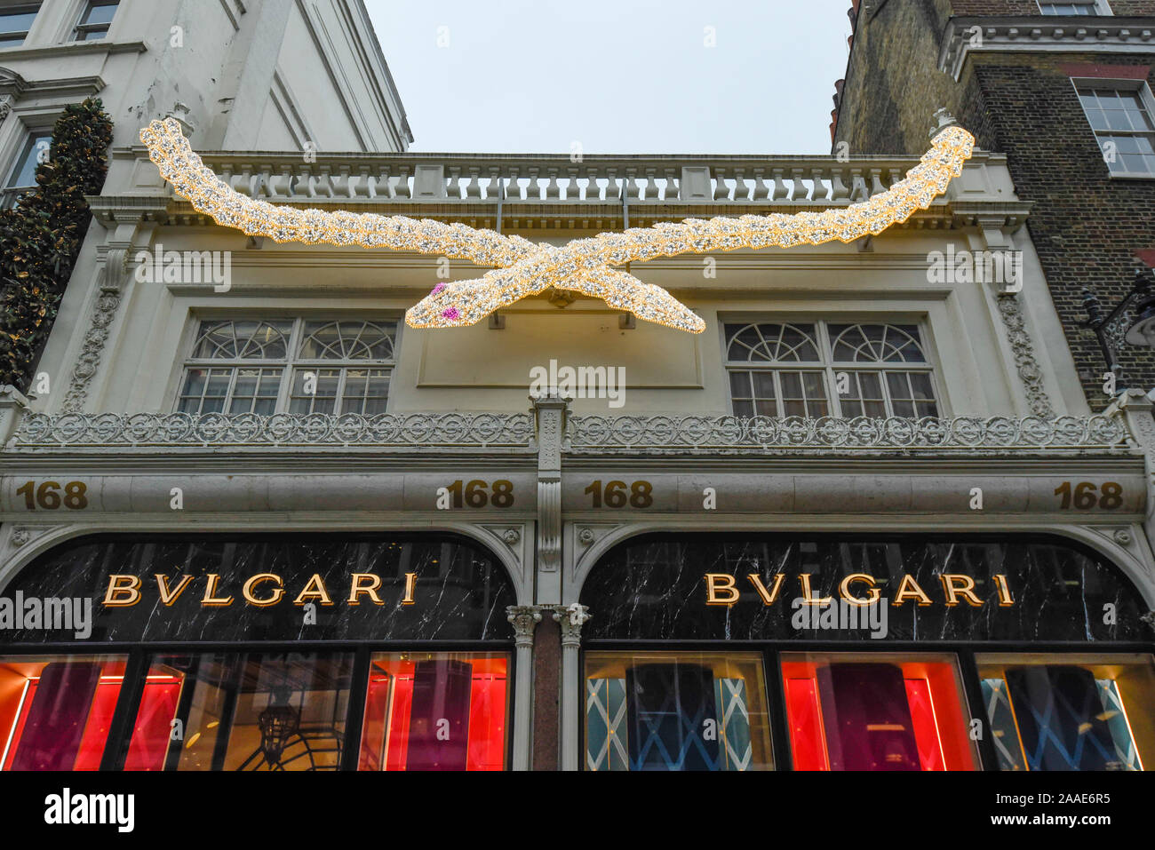 London, UK.  21 November 2019.  Christmas decorations on the exterior of the Bulgari store in Mayfair.  Retailers continue to battle against losing custom to online sales, but high-end, luxury stores offer a shopping experience to wealthy buyers visiting from overseas. Bulgari owner LVMH, the company owned by the family of Europe's wealthiest man Bernard Arnault, is currently bidding to buy Tiffany & Co. for US$16bn.   Credit: Stephen Chung / Alamy Live News Stock Photo