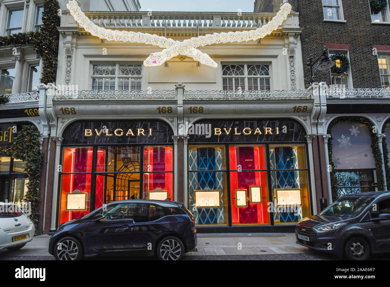 London, UK.  21 November 2019.  Christmas decorations on the exterior of the Bulgari store in Mayfair.  Retailers continue to battle against losing custom to online sales, but high-end, luxury stores offer a shopping experience to wealthy buyers visiting from overseas. Bulgari owner LVMH, the company owned by the family of Europe's wealthiest man Bernard Arnault, is currently bidding to buy Tiffany & Co. for US$16bn.   Credit: Stephen Chung / Alamy Live News Stock Photo