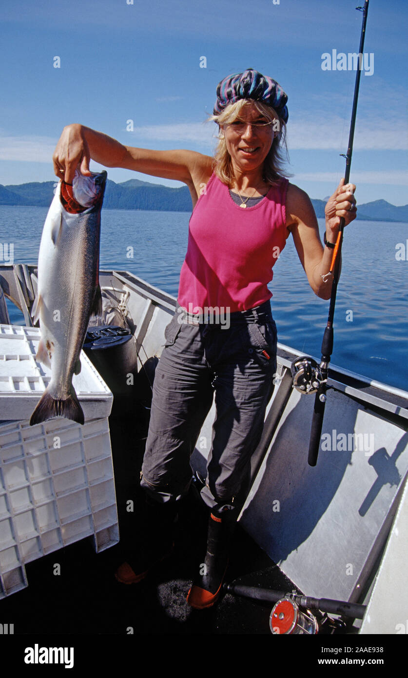 Frau fängt Silberlachs im Prince William Sound - Alaska Stock Photo