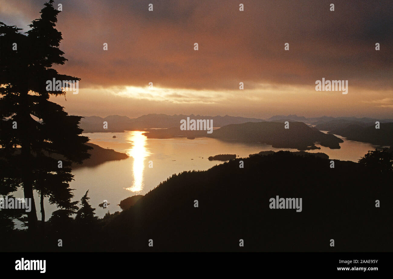 Sonnenuntergangsstimmung über den Fjorden - Südost Alaska Stock Photo