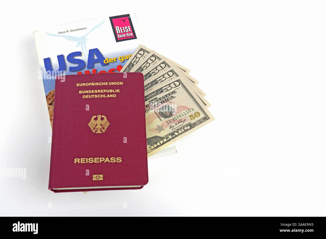 Reiseführer USA, Südwesten, Reisepass Bundesrepublik Deutschland, mehrere 50 Dollarscheine, Symbolbild Reisenplanung USA Stock Photo