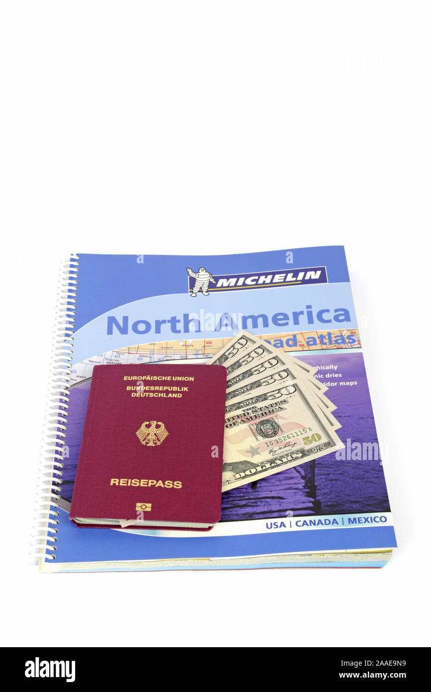 Reiseführer USA, Südwesten, Reisepass Bundesrepublik Deutschland, mehrere 50 Dollarscheine, Strassenatlas Nordamerika, Symbolbild Reisenplanung USA Stock Photo