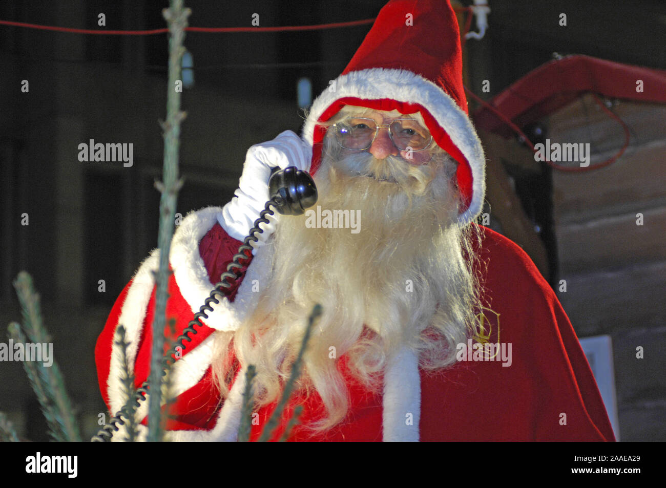 Der Weihnachtsmann am Telefon Stock Photo