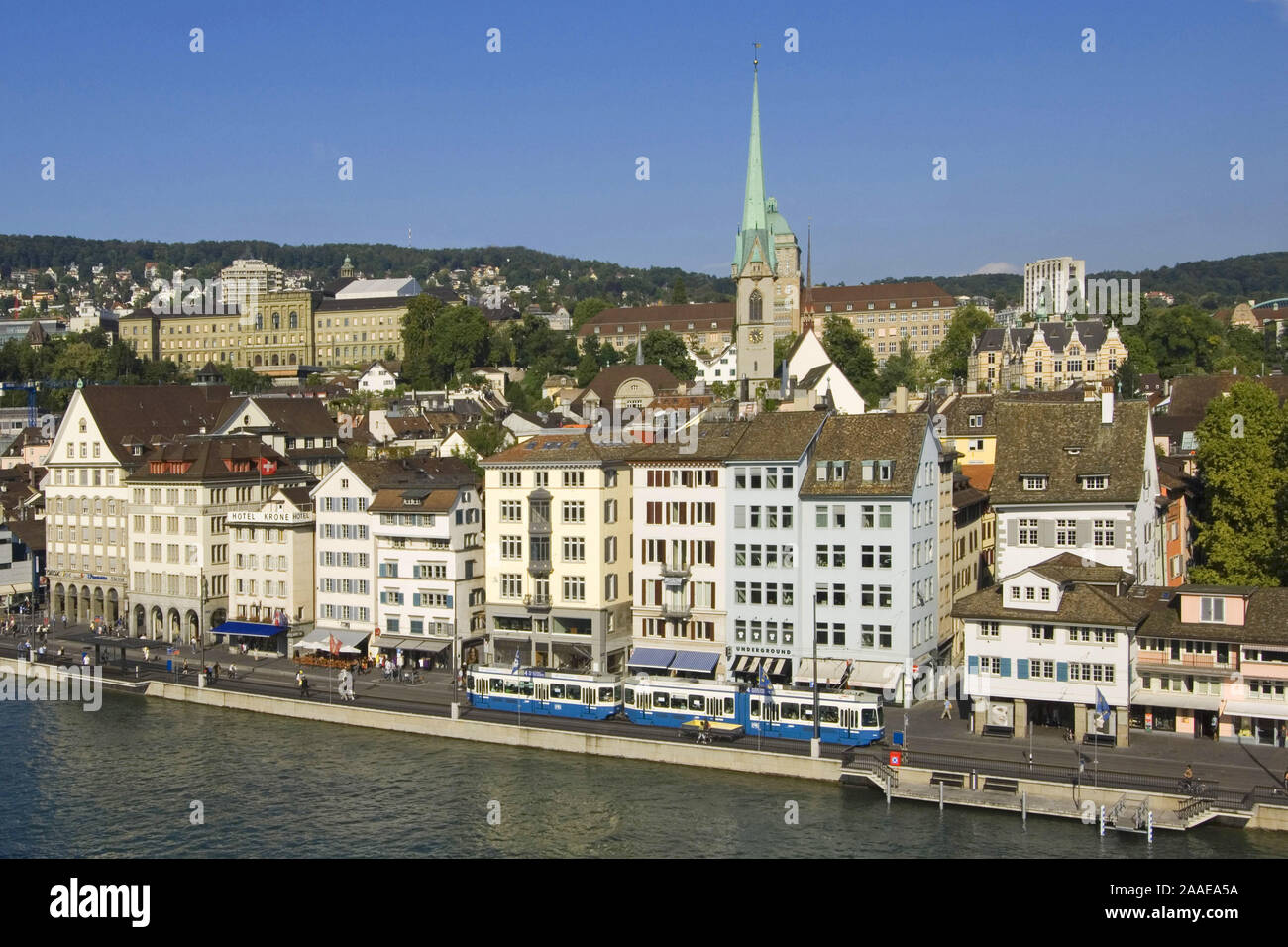 Zürichs Altstadt mit der Limmat, die mitten durch Zürich fliesst. Stock Photo