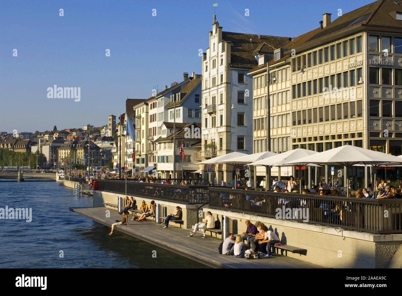Zürich - Die Limmat fliesst mitten durch Zürichs Altstadt Stock Photo