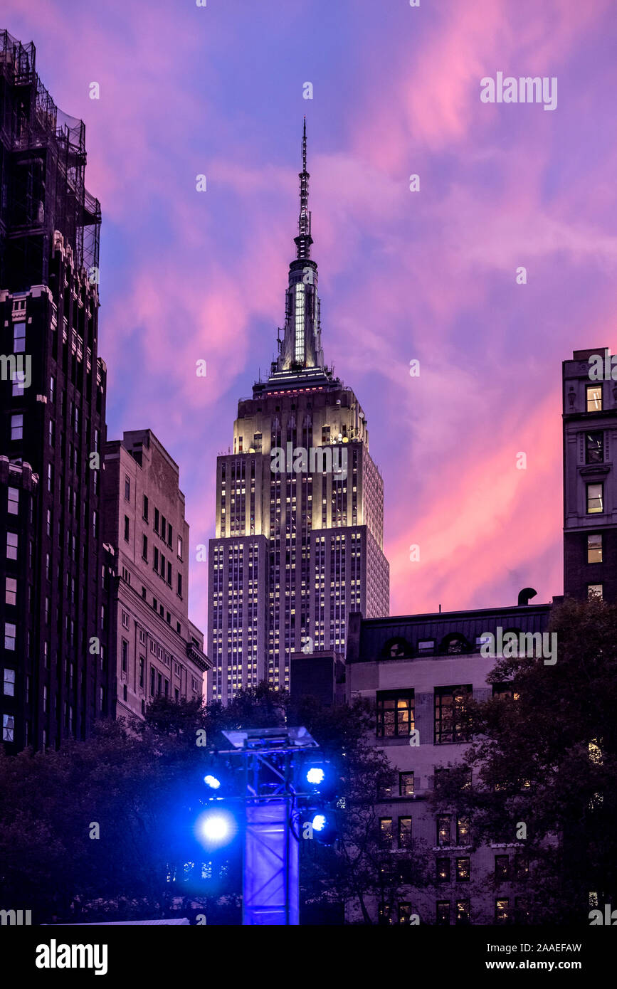 The Empire State Building in New York City at night Stock Photo - Alamy