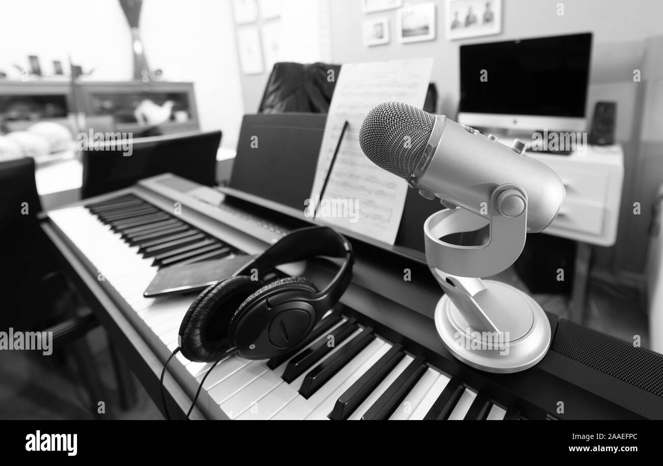 digital keyboard headphones