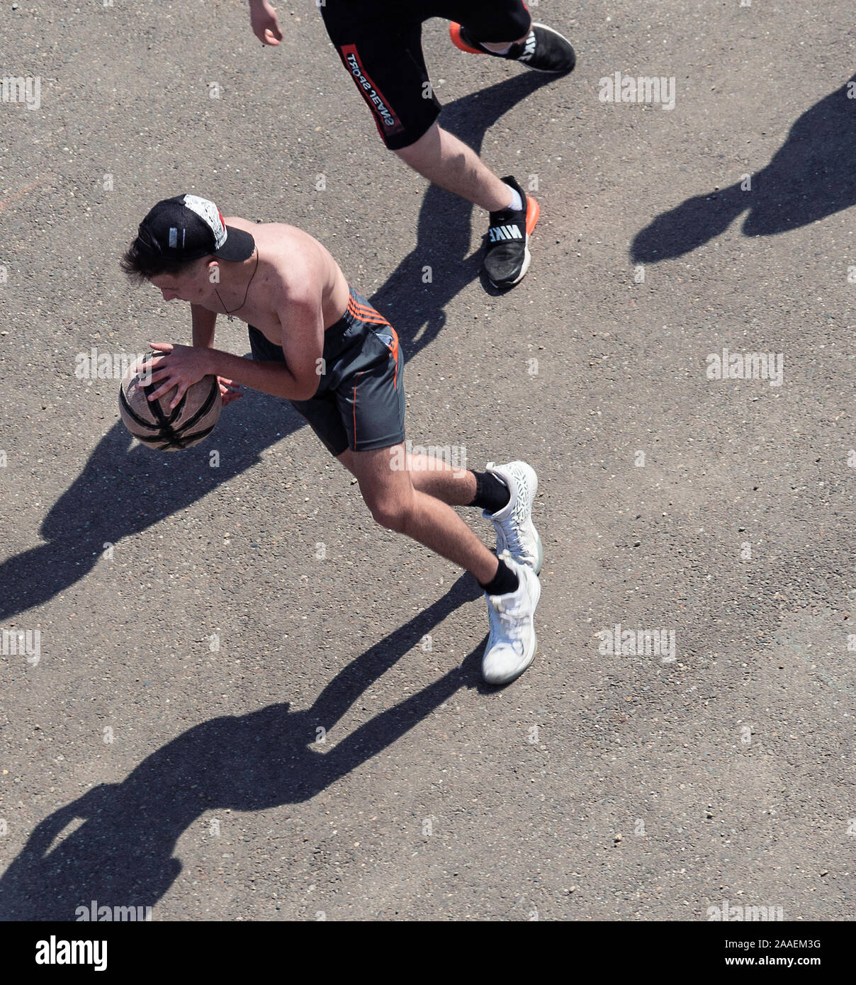 guys play basketball on the yard court Stock Photo Alamy
