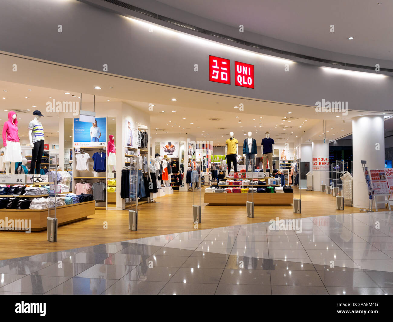 SINGAPORE - 6 MAY 2019 - Frontage of a Uniqlo clothing retail outlet at  Suntec City Mall, Singapore Stock Photo - Alamy