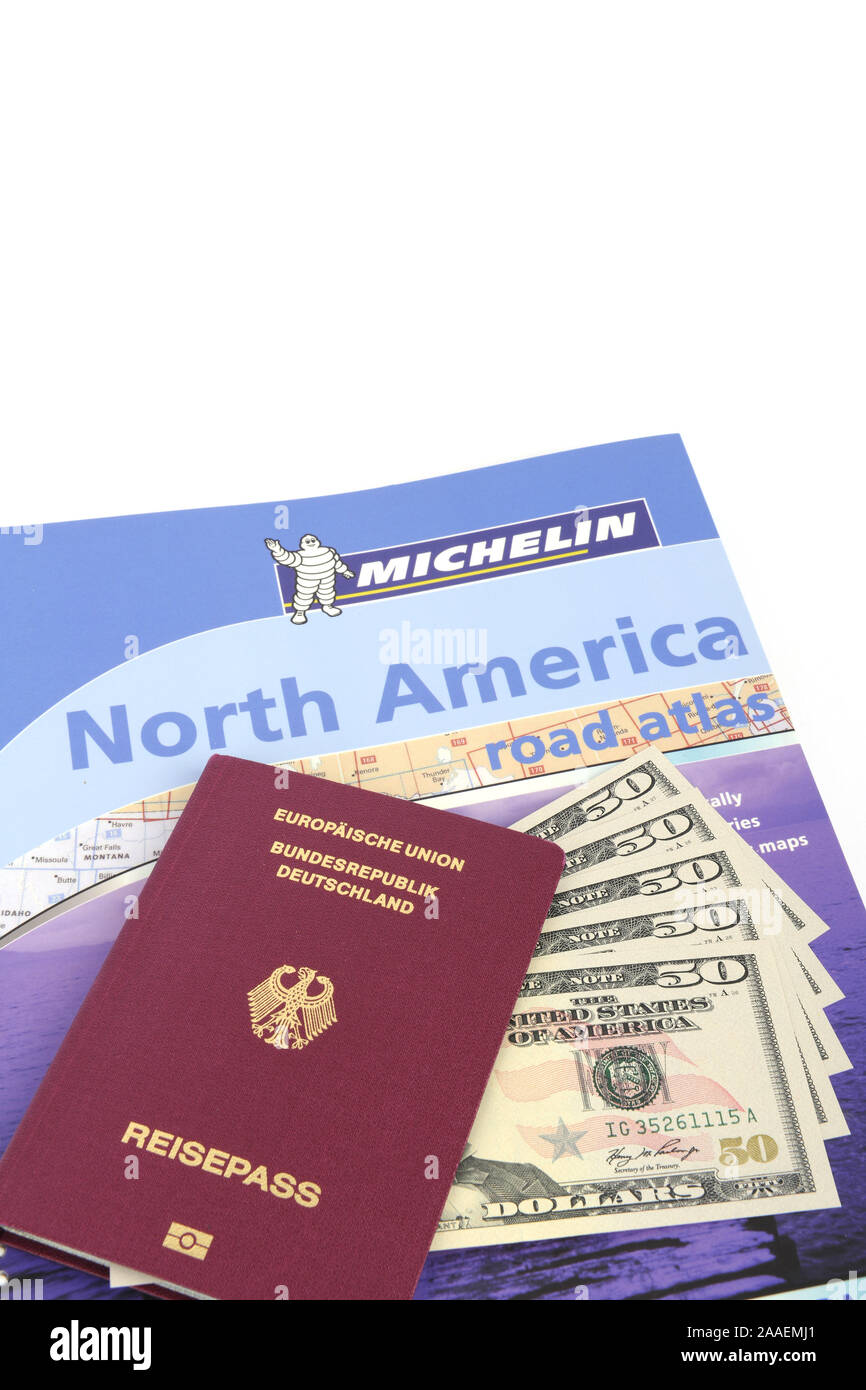 Reiseführer USA, Südwesten, Reisepass Bundesrepublik Deutschland, mehrere 50 Dollarscheine, Strassenatlas Nordamerika, Symbolbild Reisenplanung USA Stock Photo