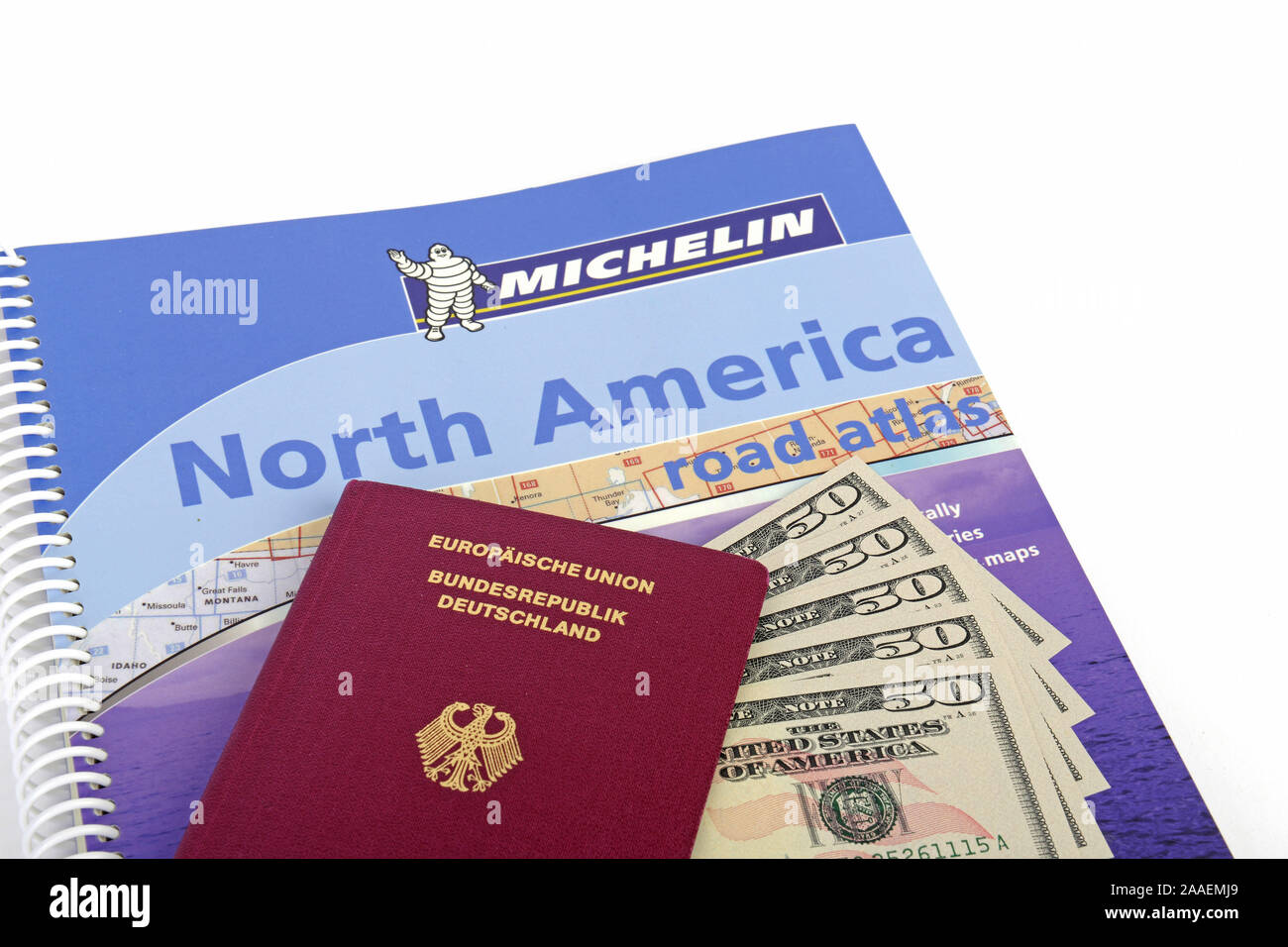 Reiseführer USA, Südwesten, Reisepass Bundesrepublik Deutschland, mehrere 50 Dollarscheine, Strassenatlas Nordamerika, Symbolbild Reisenplanung USA Stock Photo