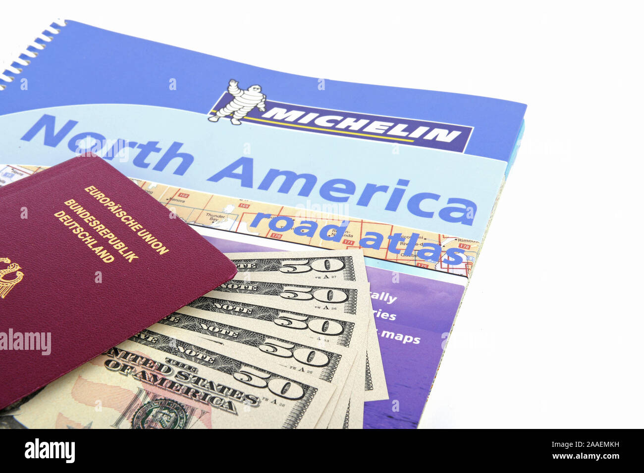 Reiseführer USA, Südwesten, Reisepass Bundesrepublik Deutschland, mehrere 50 Dollarscheine, Strassenatlas Nordamerika, Symbolbild Reisenplanung USA Stock Photo
