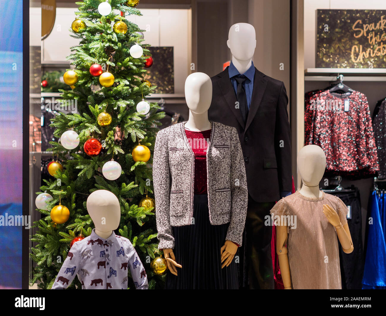 Christmas fashion window display hi-res stock photography and images - Alamy