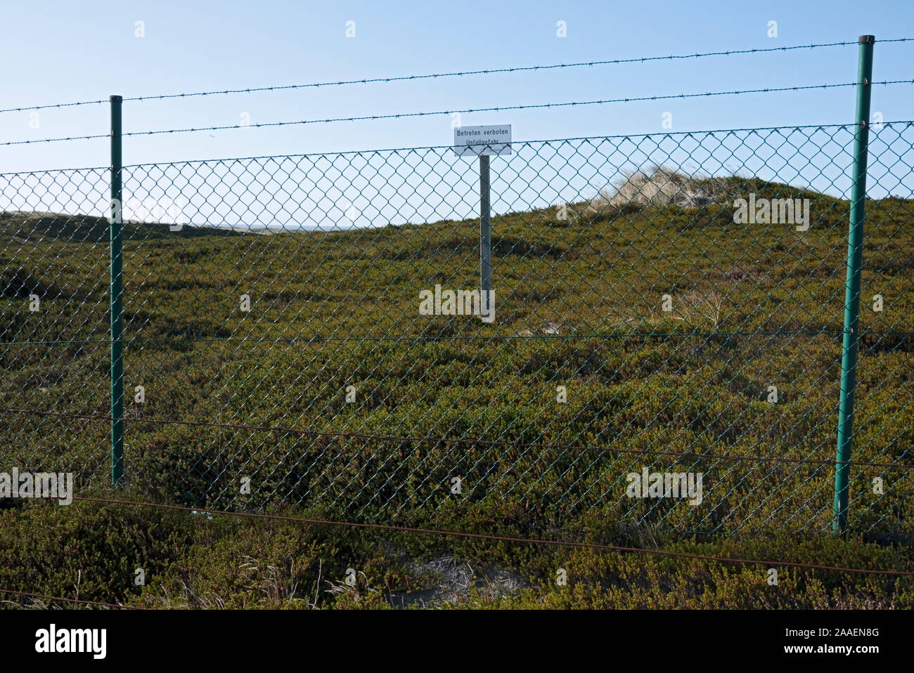 Zaun mit Stacheldraht am Golfplatz von Hoernum auf Sylt Stock Photo