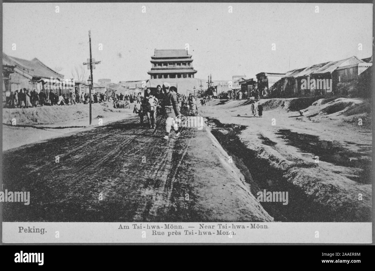 Engraved postcard of people walking along a dirt road near Tsi-hwa-Monn, Beijing, China, published by Graphische Gesellschaft, 1905. From the New York Public Library. () Stock Photo