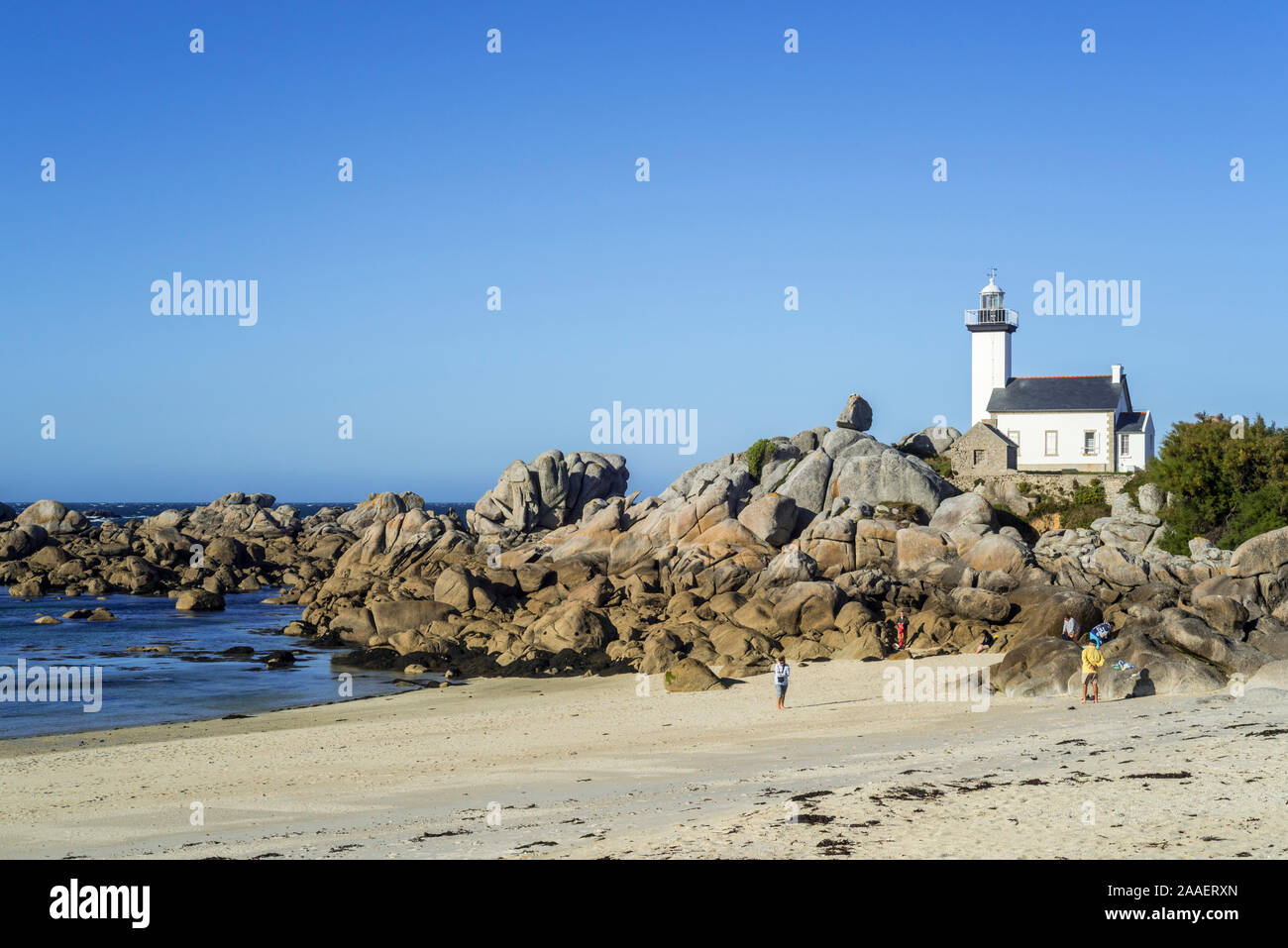 Beach and phare de Pontusval lighthouse at the Pointe de Beg-Pol, Brignogan-Plages, Finistère, Brittany, France Stock Photo