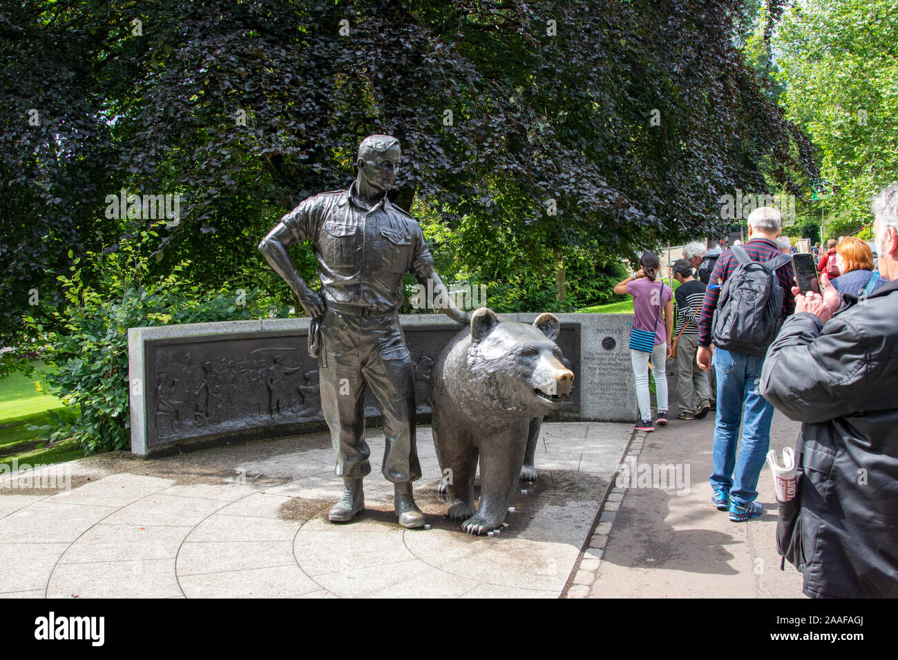 Statue of Wojtek war memorial, Princes Street Gardens, Edinburgh Stock Photo