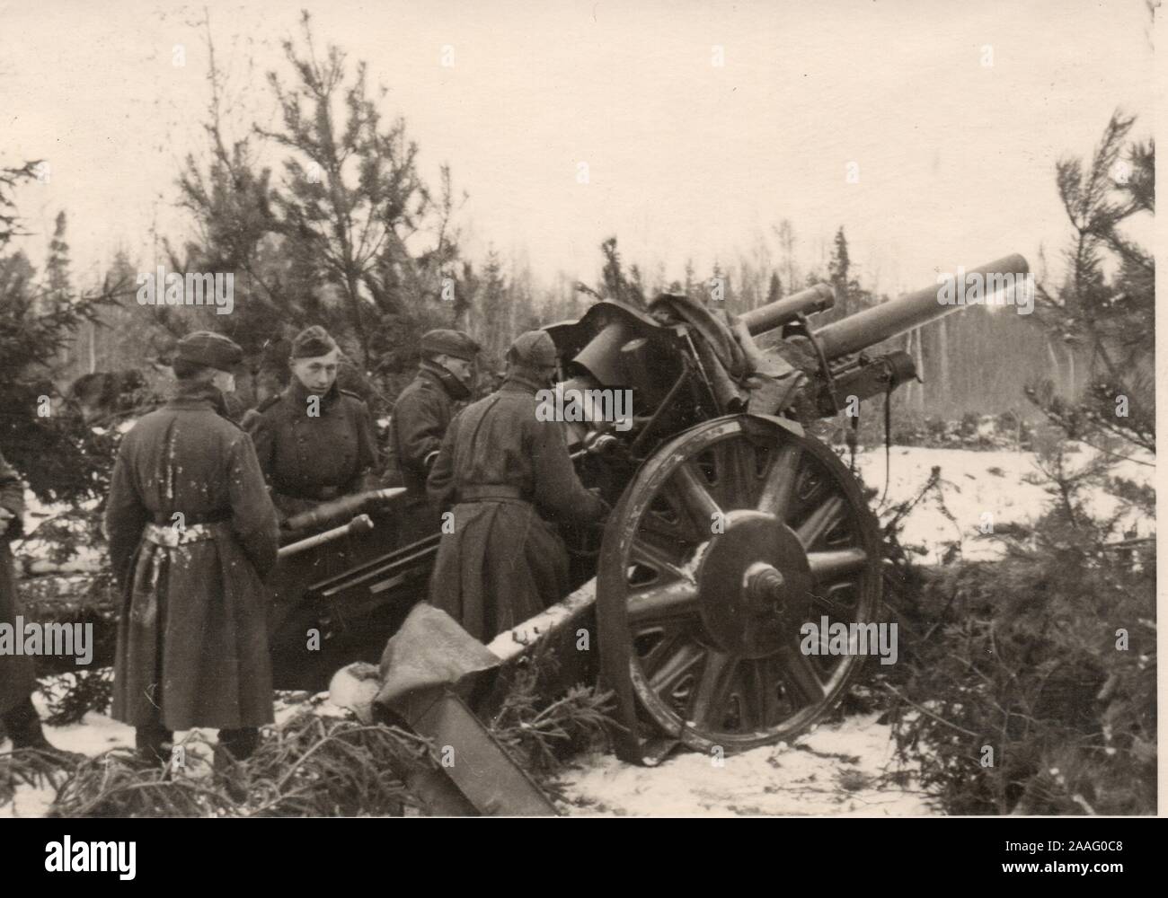 German Soldiers with a Light Field Howitzer on the Russian Front during the Winter of 1941/42 during the Assault on Moscow Stock Photo