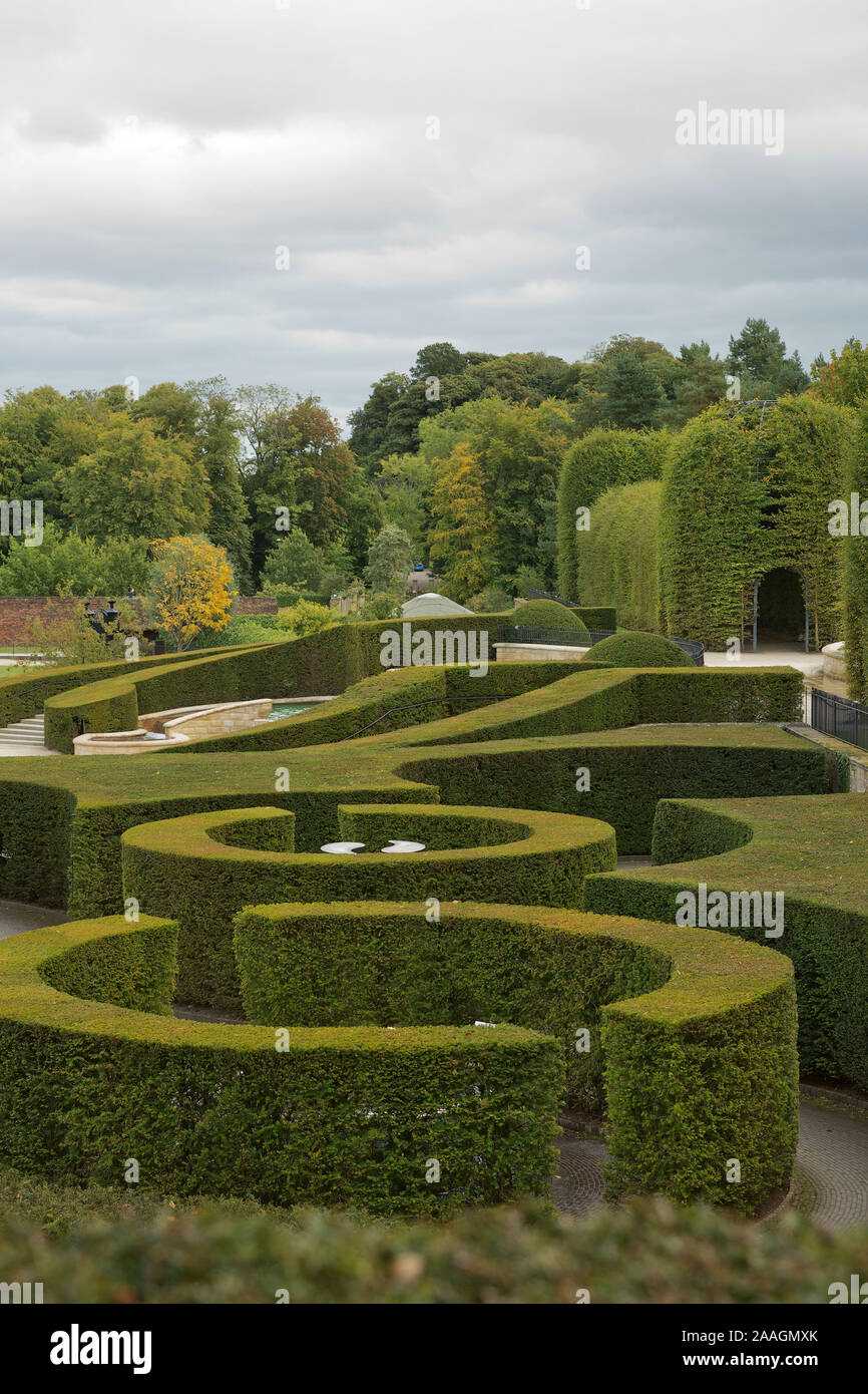 Alnwick castle gardens hi-res stock photography and images - Page 4 - Alamy, image size:866x1390