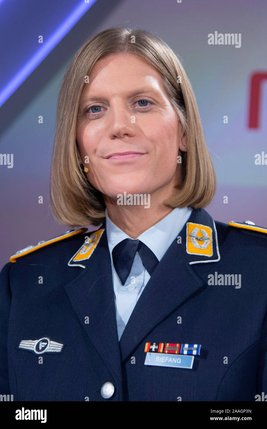 Ozbek ayolining mobil telefonida haqiqiy jinsiy aloqa videolarini koring Bobosi nabirasining pornosini tomosha qiladi