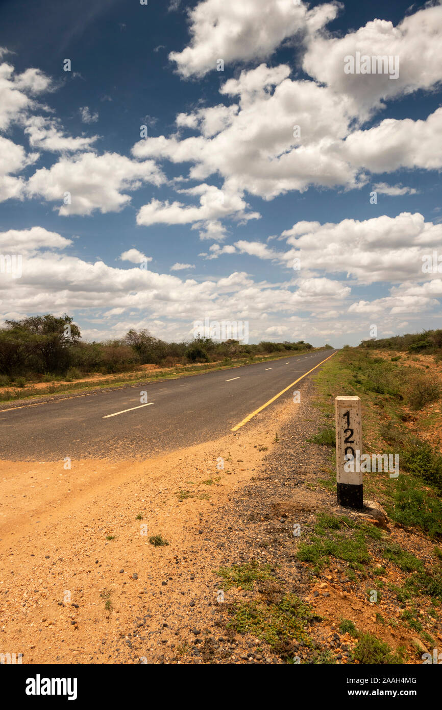 Ethiopia, South Omo, Turmi, transition from rough road to metalled highway towards Omorate and Kenyan Border Stock Photo