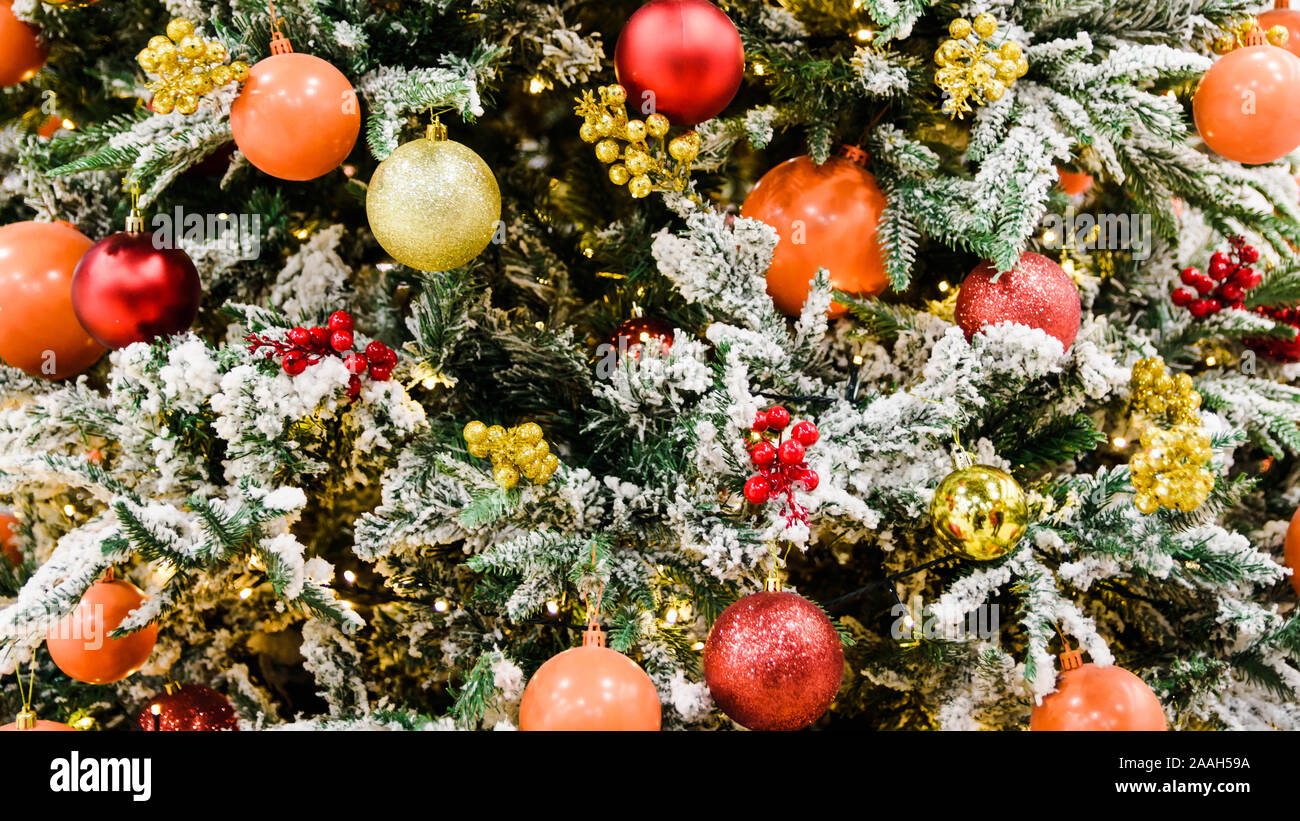 Christmas tree background with toys and garland Stock Photo - Alamy