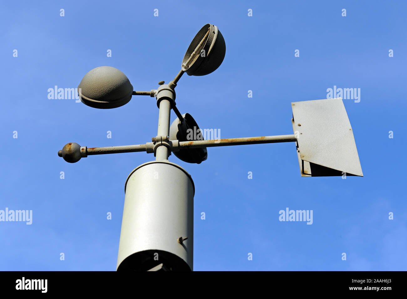 Schalensternanemometer  mit Windfahne zur Messung von Windgeschwindigkeit und Windrichtung Stock Photo