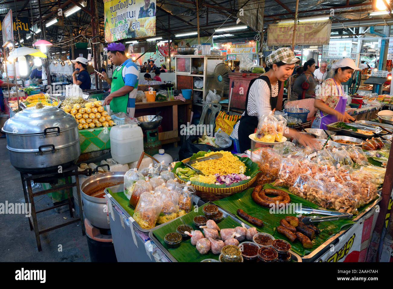 Marktstand mit landestypischen Speisen auf dem Naka Weekend Market, Phuket, Thailand Stock Photo