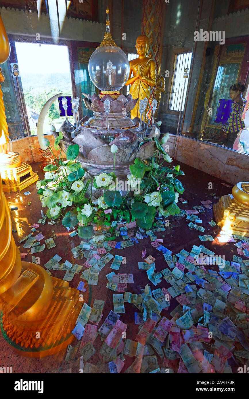 Das Allerheiligste mit Geldscheinen als Spenden ,  Wat Chalong, größter Tempel auf Phuket, Thailand Stock Photo