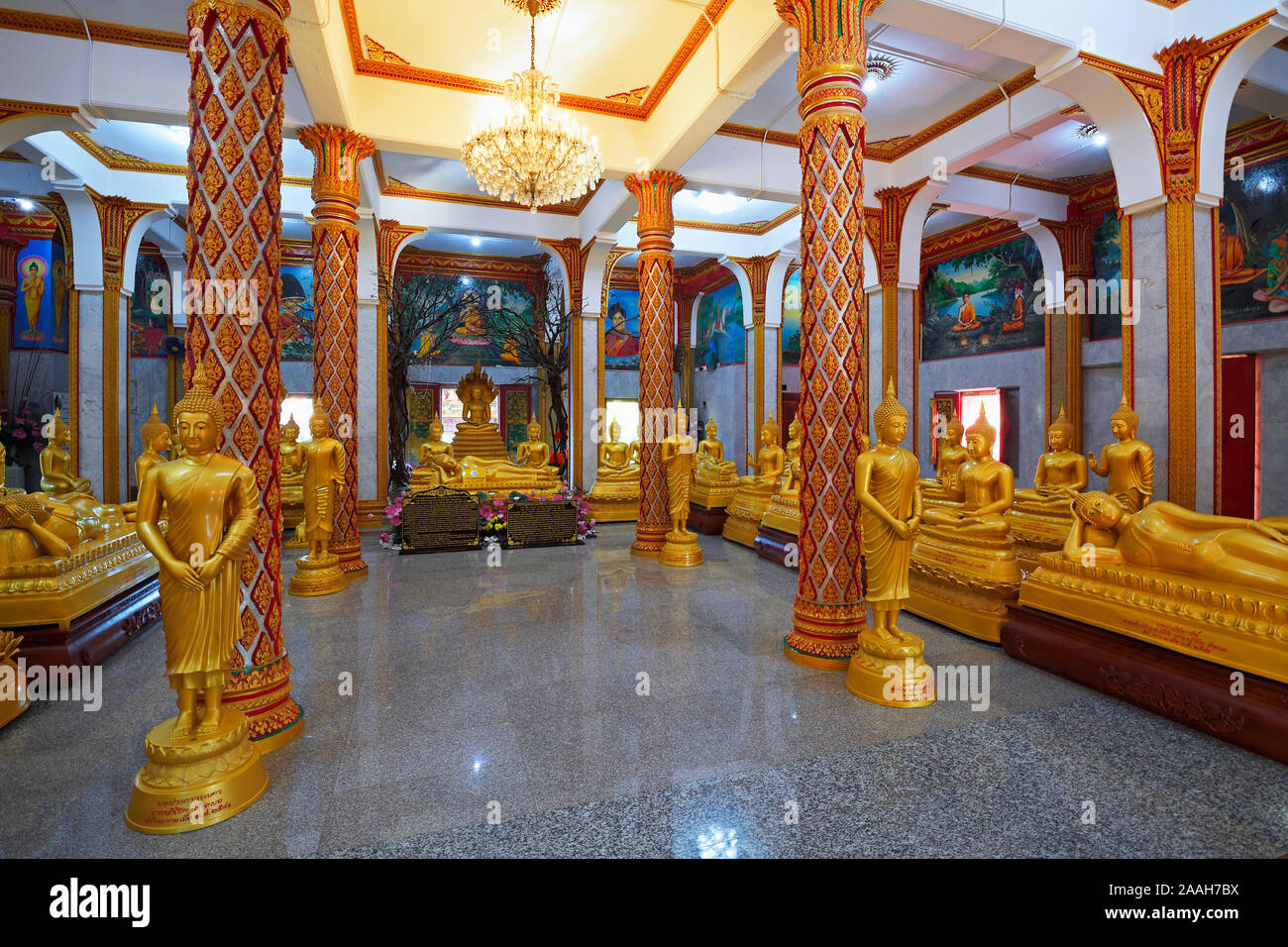 Innenraum mit Buddhastatuen , Wat Chalong, größter Tempel auf Phuket, Thailand Stock Photo