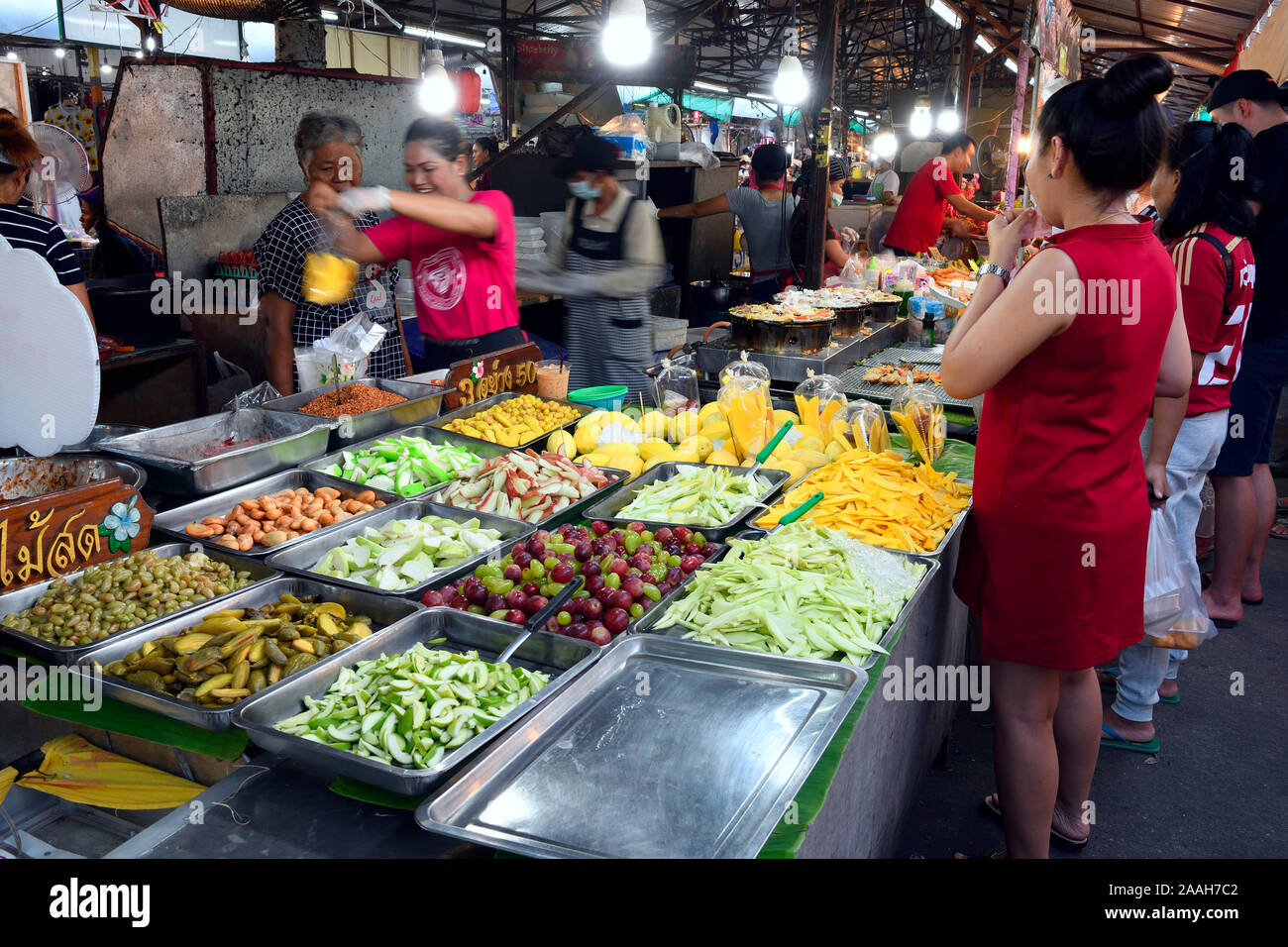 Marktstand mit landestypischen Speisen auf dem Naka Weekend Market, Phuket, Thailand Stock Photo