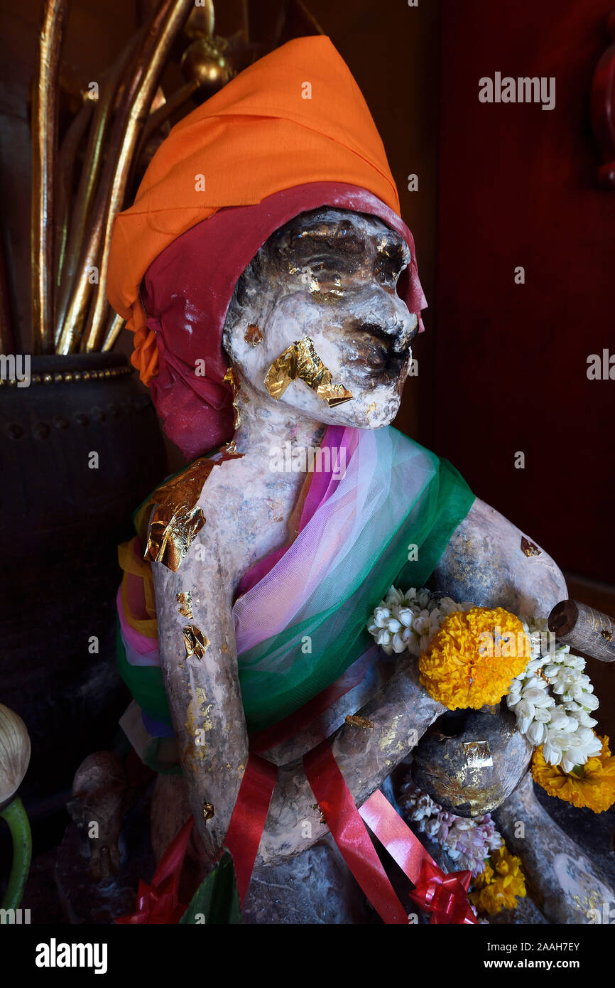 Mit Blattgold beklebte Affenstatuen ,  Wat Chalong, größter Tempel auf Phuket, Thailand Stock Photo